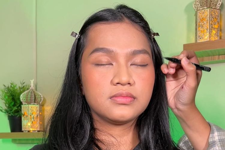 Model yang sedang di makeup pada tahapan makeup simple untuk bukber, Jakarta Barat, Kamis (7/3/2024)