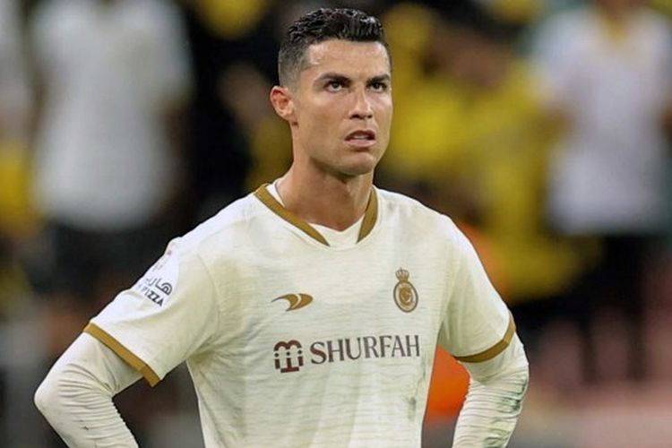 Reaksi penyerang Al Nassr, Cristiano Ronaldo, saat bertanding melawan Ittihad FC dalam pekan ke-20 Saudi Professional League, kasta tertinggi Liga Arab Saudi 2022-2023 di Stadion King Abdullah Sports City pada Jumat (10/3/2023). Cristiano Ronaldo gagal menjadi juara Liga Arab Saudi bersama Al Nassr. Selain itu, rekornya sebagai pencetak gol terbanyak di lima liga top Eropa juga disalip Lionel Messi. (Foto oleh AFP)