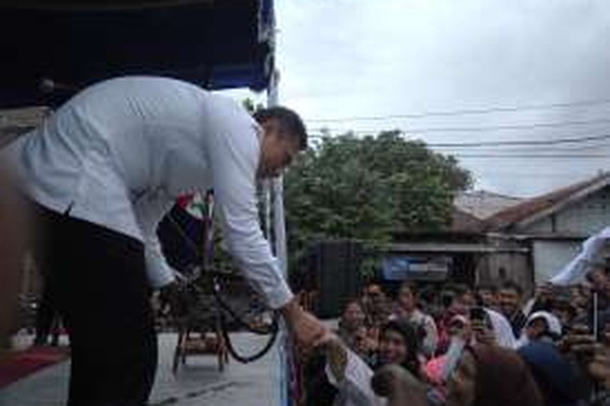 Calon gubernur DKI Jakarta, Agus Harimurti Yudhoyono saat diberikan hadiah oleh warga Poncol, Cilandak, Jakarta Selatan, Minggu (4/12/2016).