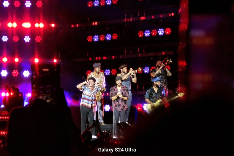 Bruno Mars dalam bidikan kamera Samsung S24 Ultra dengan zoom 10x.