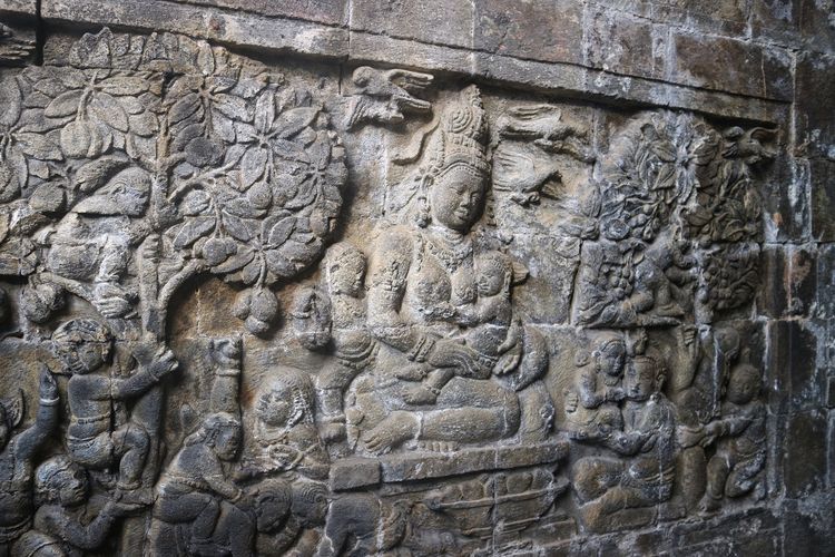 Relief Dewi Hariti di Candi Mendut, menggambarkan kisah seorang raksasa perempuan yang dulu jahat dan suka memakan anak kecil, lalu bertobat menjadi penyayang anak-anak karena bertemu Sang Budha.