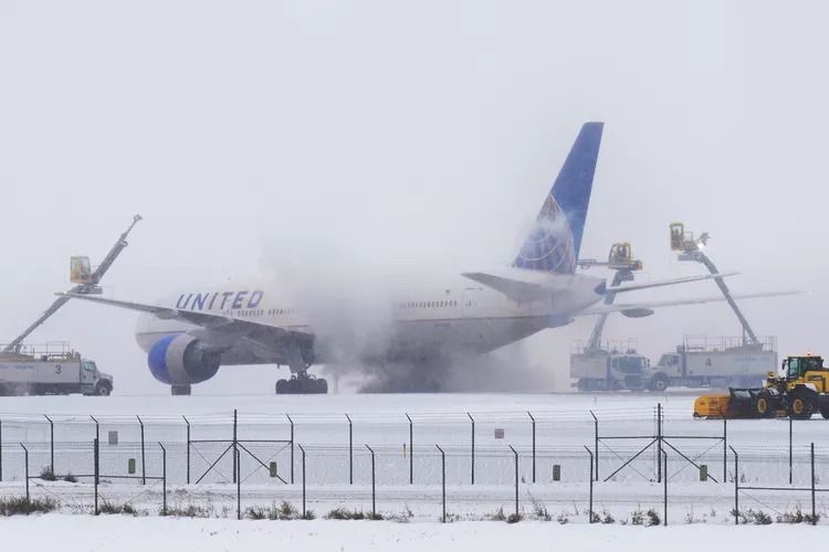 Penerbangan di Amerika Serikat batal akibat musim salju.