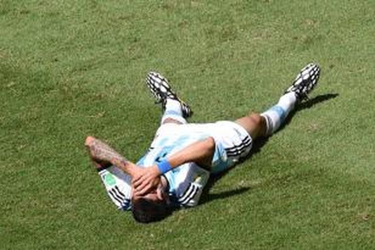 Pemain sayap Argentina, Angel Di Maria, mengalami cedera, pada laga perempat final Piala Dunia melawan Belgia, di Estadio Nacional, Brasilia, Sabtu (5/7/2014).