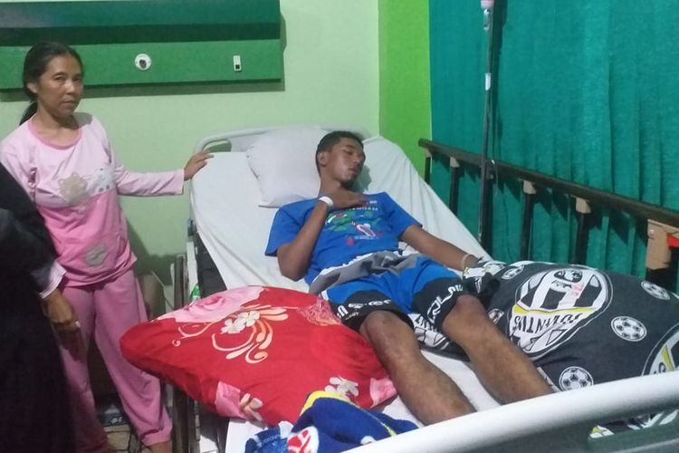 Frans Salsa Romando (19), salah satu peserta diksar UKM Cakrawala FISIP Unila dirawat di RS Bintang Amin, Bandar Lampung, Senin (30/9/2019) malam. Selain Frans, satu orang lain yakni Muhammad Aldi Darmawan (18) juga masih dirawat di RS Bhayangkara Polda Lampung.