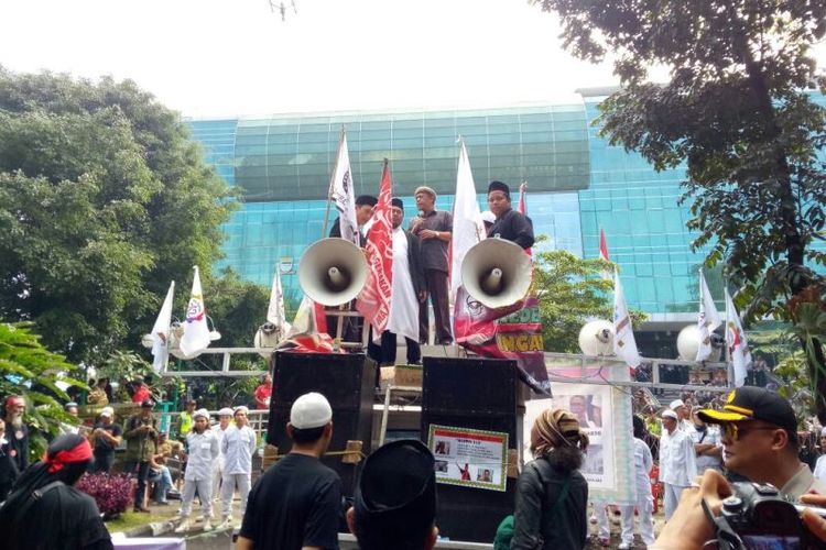 Sejumlah massa pendukung Buniyani melakukan berdoa bersama hingga menyanyikan lagu indonesia raya didepan Gedung Dinas Perpustakaan dan Arsip, Jalan Seram, Kota Bandung, Selasa (14/11/2017) pagi. 