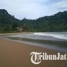 Wisata Pantai Sipelot Malang, Ada Air Terjun di Tepi Pantai