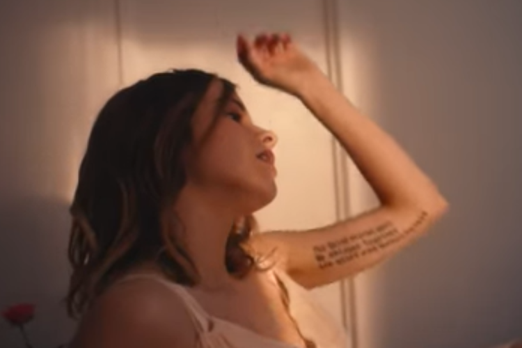 Gabrielle Aplin dalam video klip lagu My Mistake