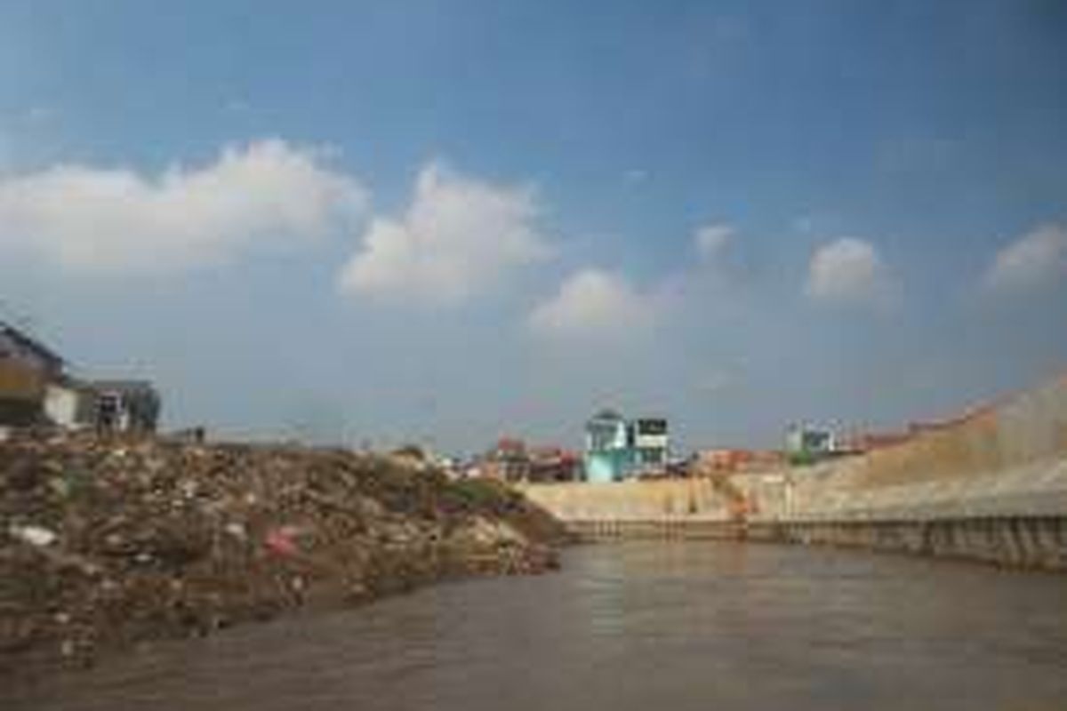 Situasi kontras yang terjadi pada sepanjang bantaran aliran Sungai Ciliwung saat ini. Terlihat jelas ada kawasan yang sudah terbangun dinding turap beton (sheetpile), namun daerah yang tepat ada di seberangnya masih terdapat permukiman kumuh.