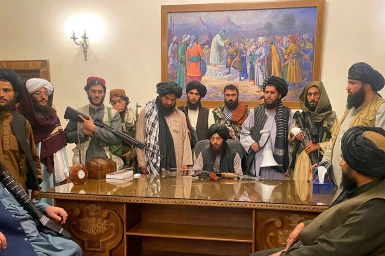 Pasukan Taliban menguasai istana kepresidenan Afghanistan setelah Presiden Afghanistan Ashraf Ghani melarikan diri dari negara itu, di Kabul, Afghanistan, Minggu, 15 Agustus 2021.