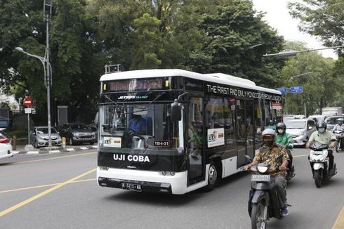 Bus Medium Monokok Adiputro Sedang Uji Coba di Solo