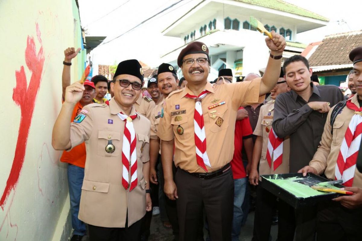 Pasangan cagub dan cawagub Jawa Timur, Saifullah Yusuf (Gus Ipul) dan Abdullah Azwar Anas, berjanji mencari celah hukum agar pendidikan SMA dan SMK tetap bisa diakses warga Jawa Timur secara gratis, seperti halnya SD dan SMP.

