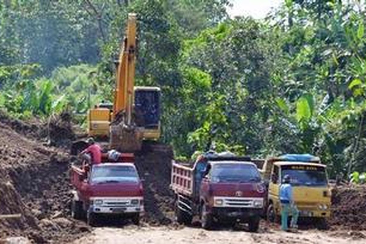 Sebuah ekscavator tengah mengisi truk dengan tanah hasil pengeprasan Bukit Tembalang, Kamis (24/3/2011).