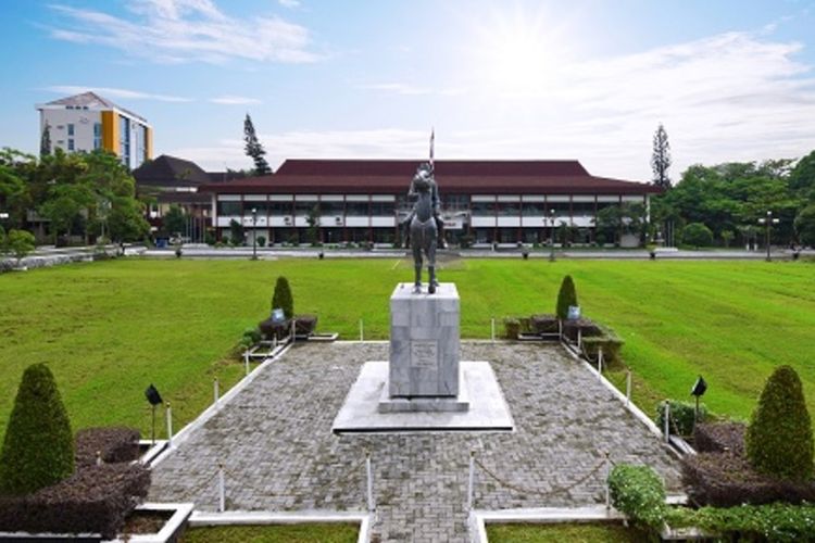 Halaman Rektorat Universitas Jenderal Soedirman (Unsoed) Purwokerto, Jawa Tengah.