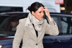 Mengapa Meghan Markle Sering Menyentuh Rambutnya?