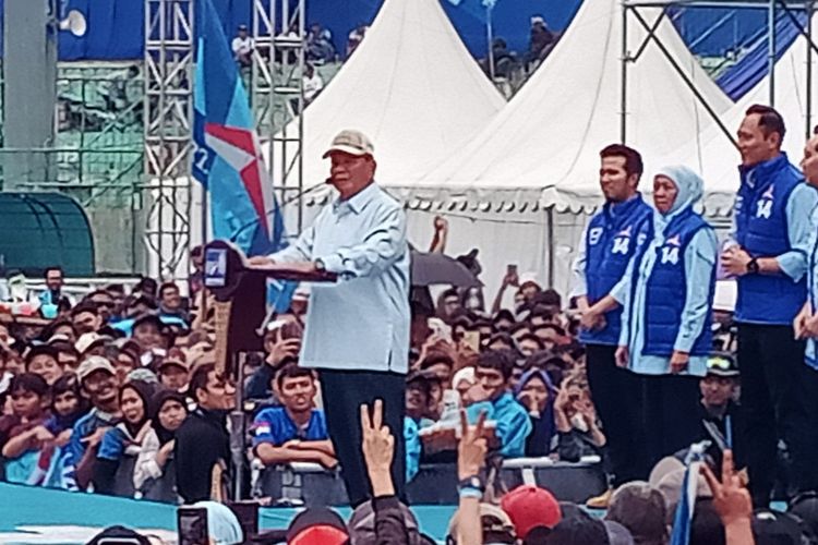 Capres 02 Prabowo Subianto saat memberi orasi dalam kegiatan kampanye Partai Demokrat di Stadion Gajayana, Kota Malang, Jawa Timur pada Kamis (1/2/2024).