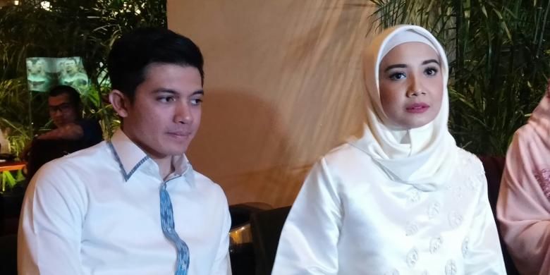 Zaskia Sungkar (kanan) dan Irwansyah (kiri) ambil bagian dalam konferensi pers film Harim di Tanah Haram, di Epicentrum Walk XXI, Jakarta Selatan, Jumat (4/12/2015) malam.