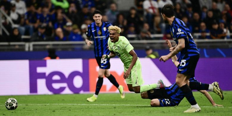 Henrikh Mkhitaryan menjegal penyerang Spanyol, Lamine Yamal, dalam pertandingan sepak bola leg kedua semifinal Liga Champions UEFA antara Inter Milan vs Barcelona di stadion Giuseppe Meazza di Milan pada 6 Mei 2025.(Photo by Marco BERTORELLO / AFP)