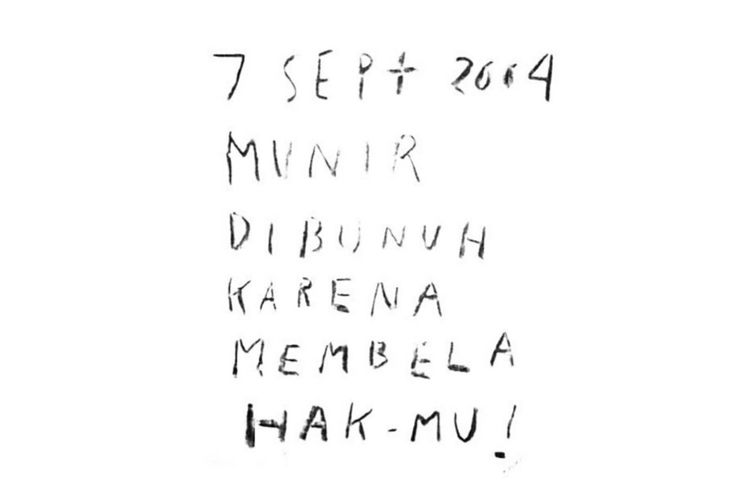 Tulisan tangan yang dibuat seniman Sirin Farid Stevy untuk mengenang perjuangan Munir yang berakhir tragis karena dibunuh dengan diracun dalam penerbangan dengan pesawat Garuda Indonesia dari Indonesia menuju Belanda pada 7 September 2004. 