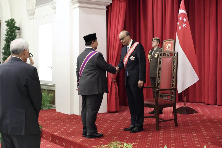 Menteri Pertahanan (Menhan) RI Prabowo Subianto menerima penghargaan Darjah Utama Bakti Cemerlang (Tentera) yang merupakan penghargaan militer tertinggi dari pemerintah Singapura pada Selasa (21/11/2023).