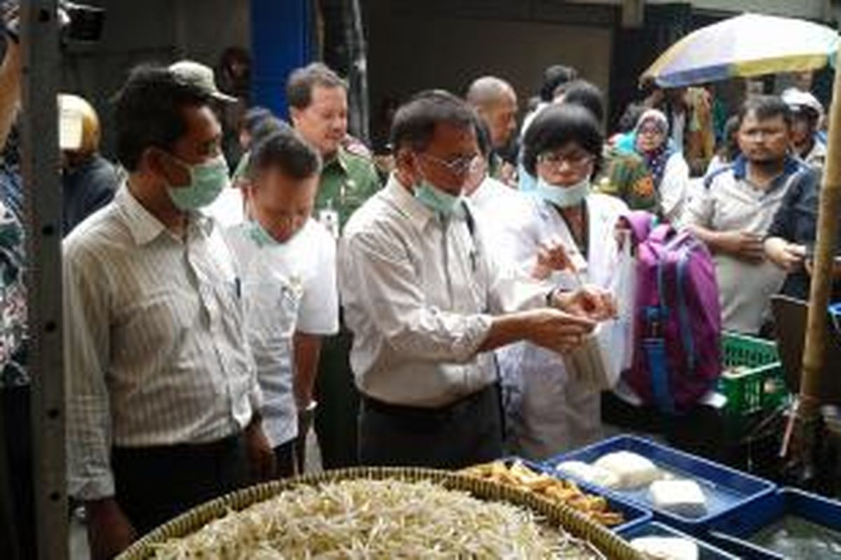 Sudin Peternakan dan Pertanian sedang melakukan razia formalin di Pasar Petojo Ilir, Gambir, Jakarta Pusat, Senin (21/7/2014).
