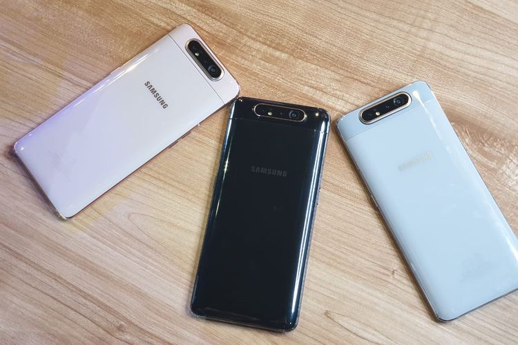 Tiga varian warna Galaxy A80 yakni (ki-ka) Angel Gold, Phantom Black, dan Ghost White.