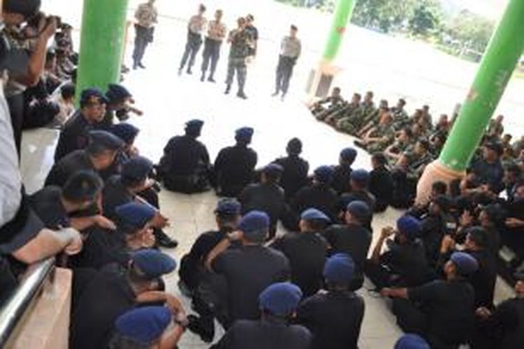 Pasukan Brimob dari Polda Sultra dan aparat dari TNI dipersiapkan untuk mengamankan kantor KPU Kolaka, Senin (21/10/2013).