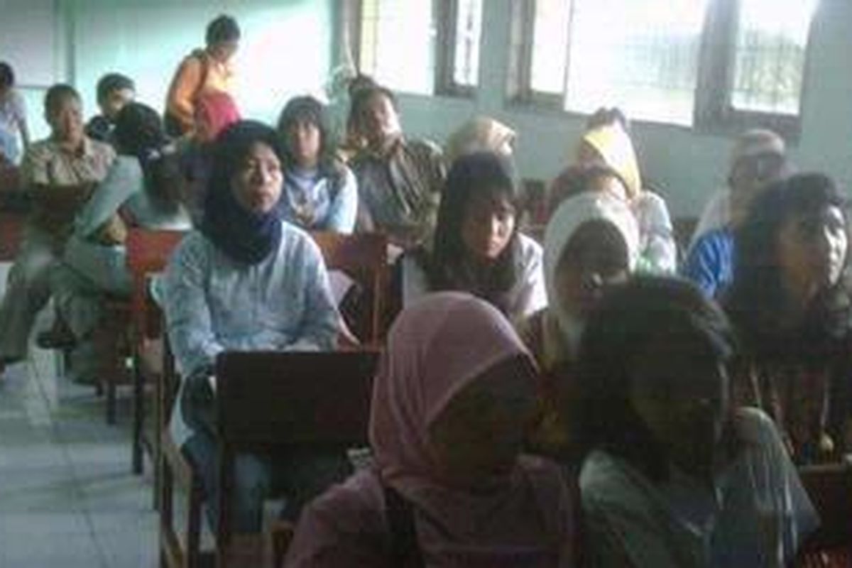 Puluhan orangtua dan calon siswa sedang menunggu mendapatkan nomor pendaftarab PPDB di SMA Negeri 12 Jakarta Timur untuk memastikan apakah nama calon sudah terinput di database PPDB DKI Jakarta, Selasa (6/7/2010) lalu.