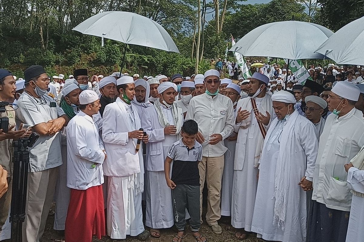 Kegiatan yang dihadiri oleh pemimpin FPI Rizieq Shihab itu telah memicu kerumunan massa di sepanjang jalur Puncak Bogor, Jawa Barat.