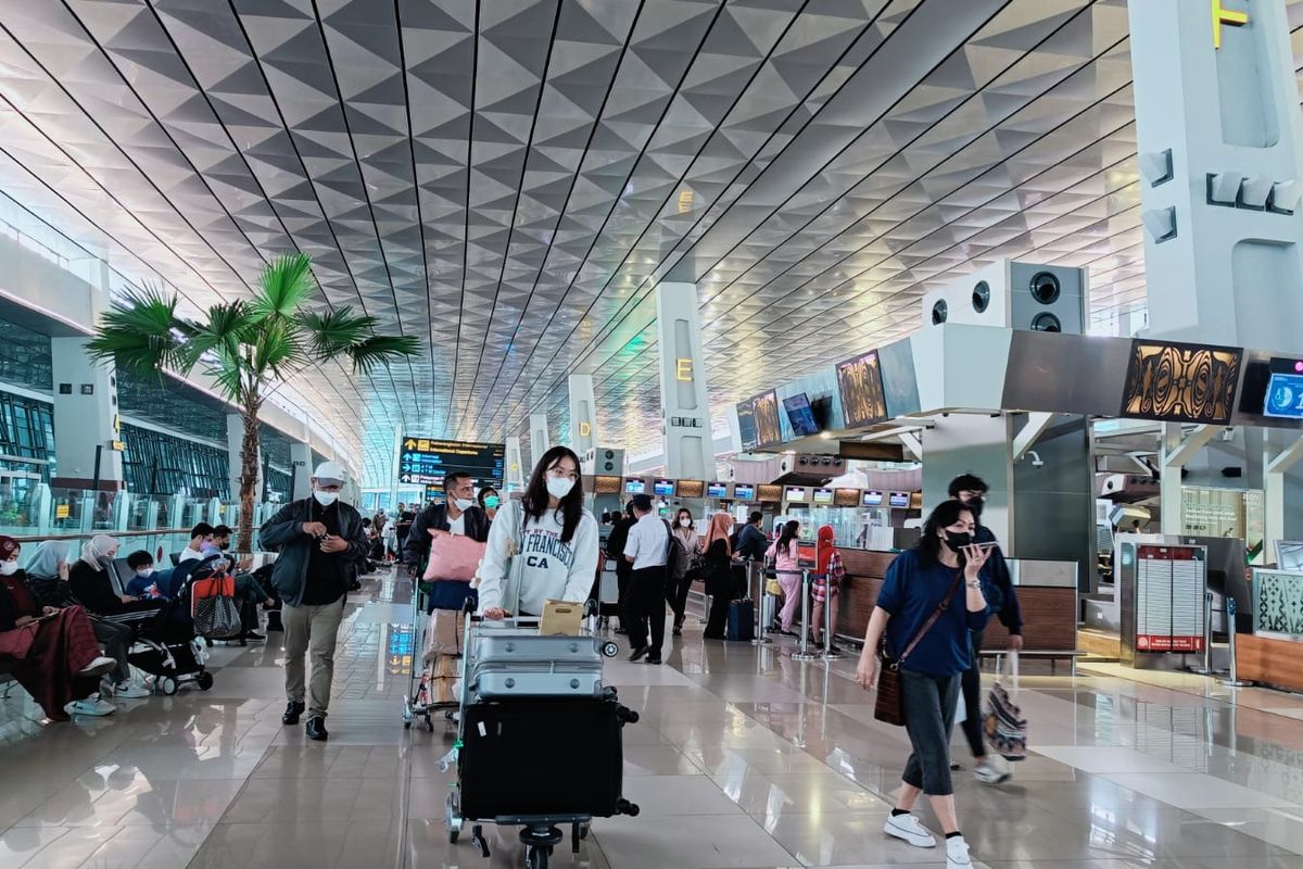 Memasuki H-2 perayaaan Natal 2022, meski tak sampai prediksi sebelumnya, tetapi penumpang pesawat yang berangkat dan tiba di Bandara Soekarno-Hatta meningkat, Jumat (22/12/2022). Hari ini jumlah pergerakan penumpang di Bandara Soekarno-Hatta, pada dua hari menjelang Natal 2022 ini sebanyak 142.807 penumpang.