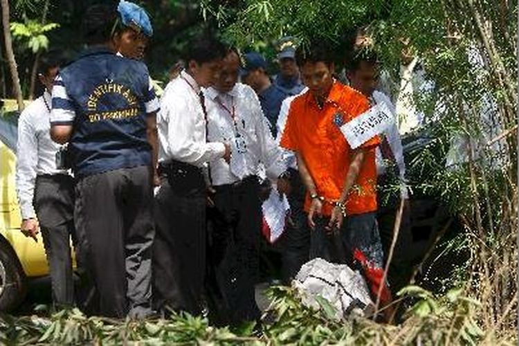 Very Idham Henyansyah alias Ryan atau yang lebih dikenal dengan Ryan Jombang saat melaksanakan rekonstruksi kasus penemuan mayat dimutilasi di Jalan Raya Kebagusan, Jakarta Selatan pada tahun 2008. Ditemukan kemudian ada 10 jenazah yang dimutilasi Ryan di rumah orang tuanya di Jombang.