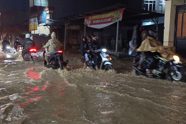 Sungai Muara Ciwidey Meluap, Jalan Menuju Kampung Ciseah Mekar Bandung Terendam Banjir