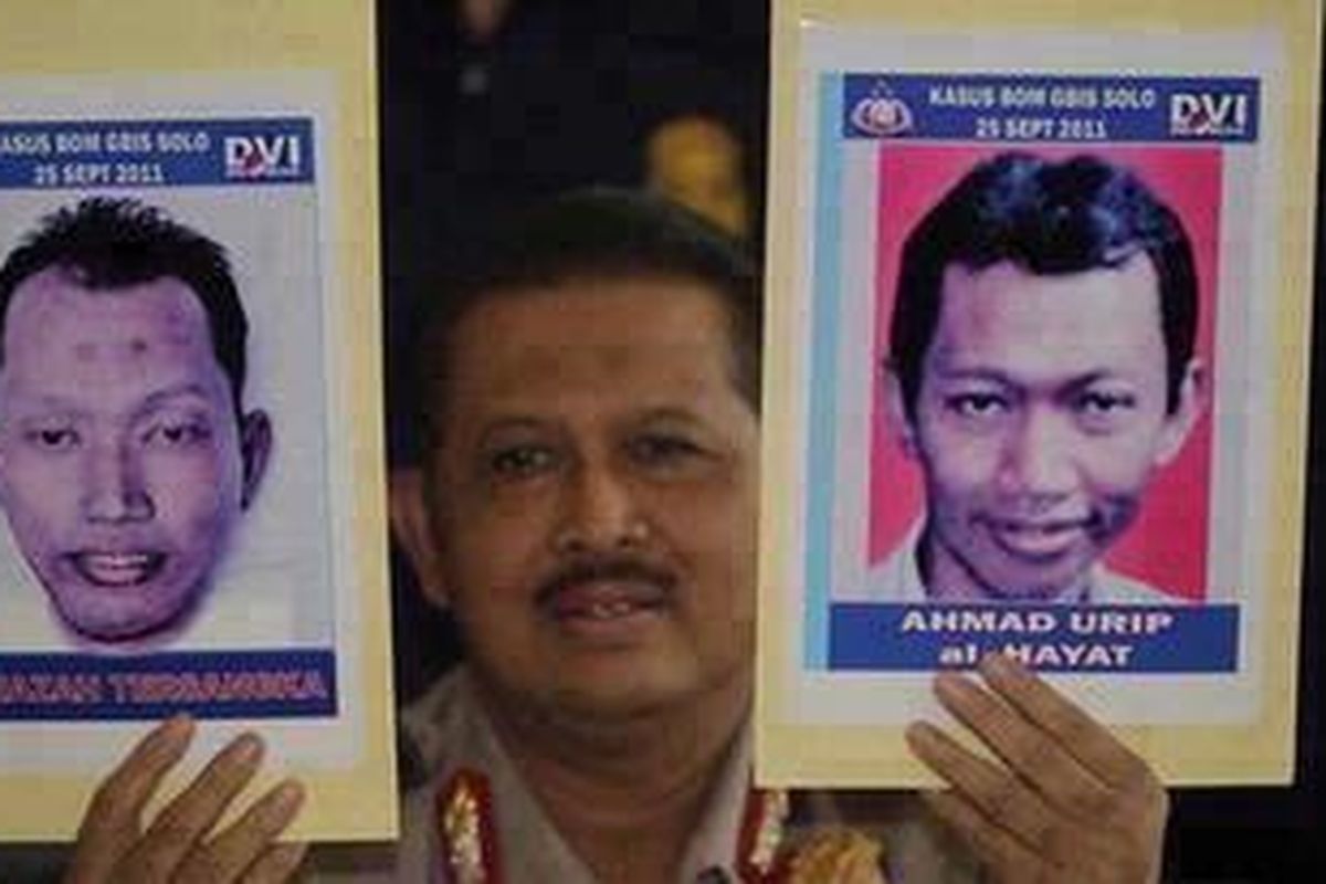 Kepala Divisi Humas Polri Irjen Anton Bachrul Alam merilis foto pelaku bom bunuh diri Gereja Bethel Injil Sepenuh Solo di Gedung Humas Mabes Polri, Jakarta Selatan, Selasa (27/9/2011). Setelah melakukan tes sidik jari, fisik dan DNA, pelaku dipastikan adalah Pino Damayanto alias Ahmad Urip alias Ahmad Yosepa alias Hayat yang juga merupakan salah satu DPO Polri terkait kasus bom Cirebon. Dalam aksinya tersebut 14 jemaat gereja terluka sedangkan pelaku menjadi satu-satunya orang yang tewas. 