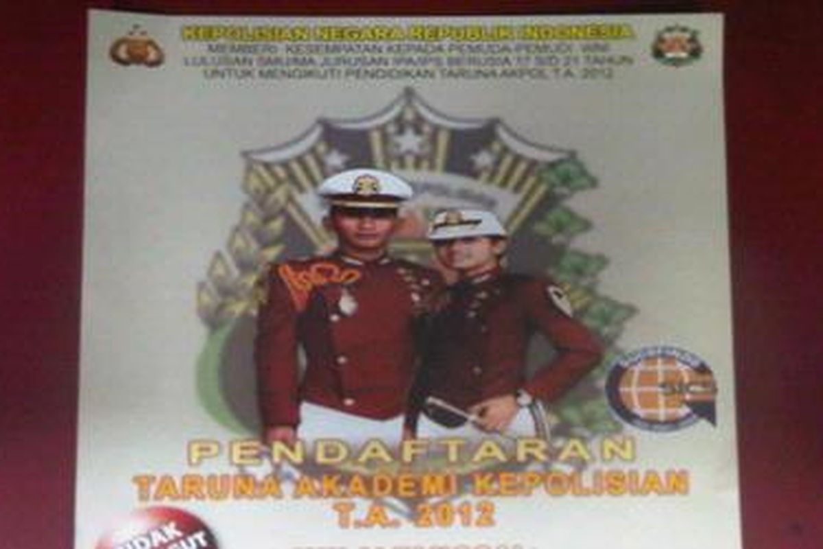 Brosur penerimaan mahasiswa Akpol di Polda Metro Jaya. Pendaftaran calon perwira Polri di Biro SDM Polda Metro masih dibuka hingga 21 Mei 2012.