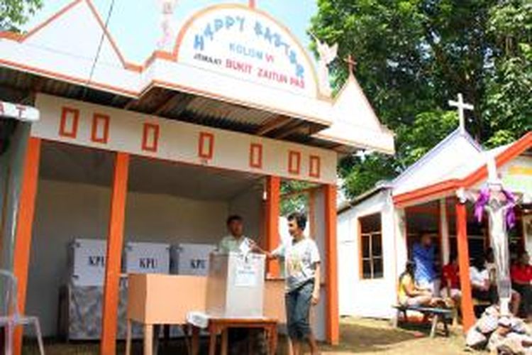 Seorang wajib pilih di Kelurahan Singkil Satu, Kecamatan Singkil, Manado sedang memasukkan Surat Suara di Tempat Pemungutan Suara 20, dalam Pemungutan Suara Ulang yang dilaksanakan 14 April 2014.