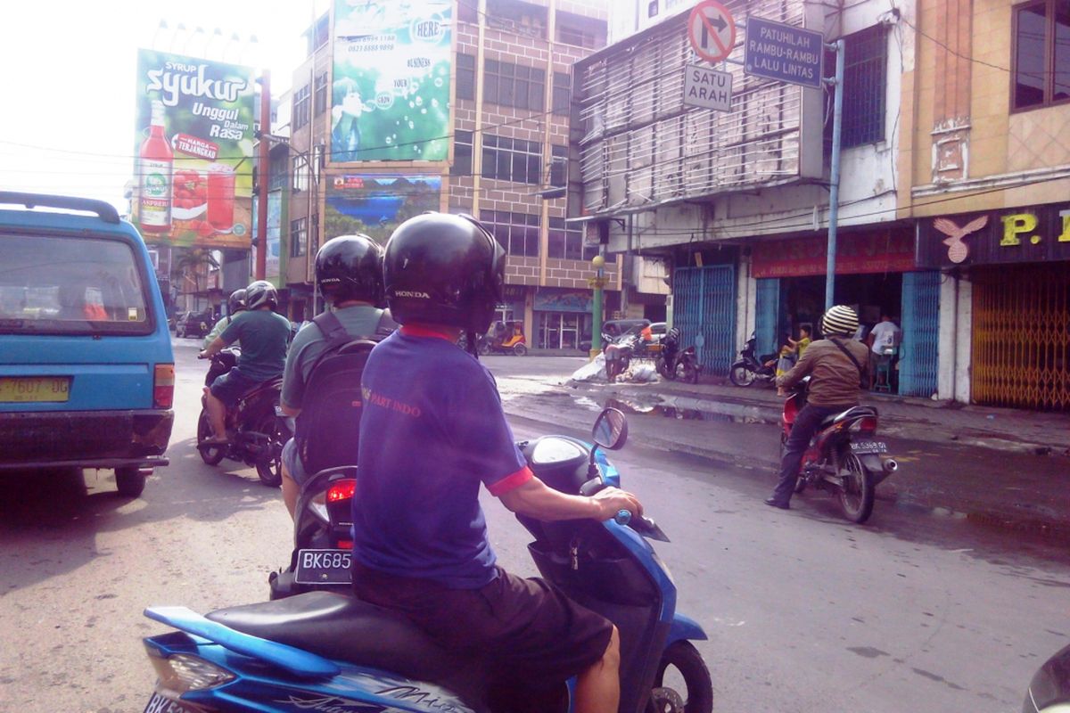 Salah satu bentuk rendahnya kesadaran dan pengetahuan masyarakat berlalu lintas di Kota Medan, Sabtu (20/5/2017)