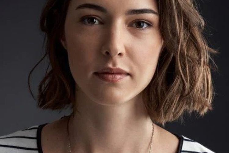 Ketika mencari model rambut pendek wanita sesuai bentuk wajah kotak, model yang pas adalah yang dapat membuat rahang tampak lebih kecil. Menonjolkan tekstur, seperti ikal atau ujung rambut yang bergelombang, dapat sangat membantu, seperti model choppy layer atau air-dried bob.