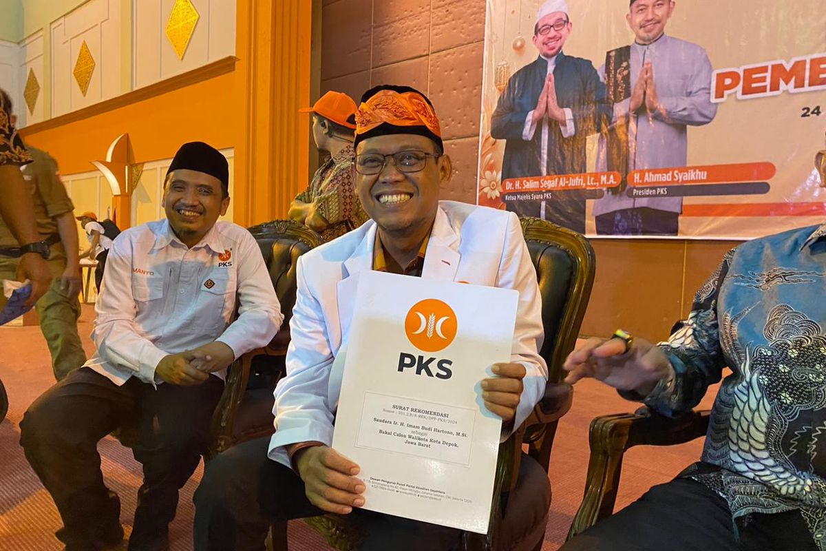Wakil Wali Kota Depok Imam Budi Hartono yang mewakili PKS menjadi bakal calon wali kota (Cawalkot) Depok di Pilkada 2024, Rabu (24/4/2024).