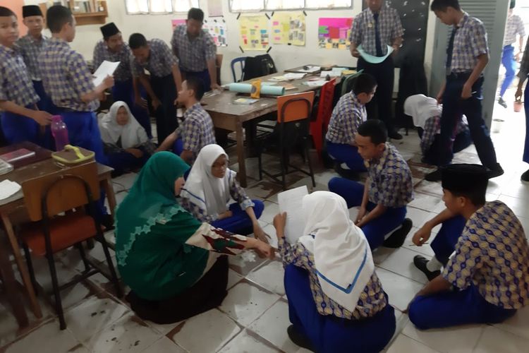 Pembelajaran aktif di SMPN 3 Pekanbaru, Riau salah satu sekolah mitra Program Pintar. Para guru sudah terbiasa embuat skenario pembelajaran satu halaman untuk memandu penerapan pembelajaran aktif dengan unsur MIKiR. 