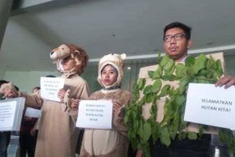 Koalisi Masyarakat Antimafia Hutan melaporkan tiga hakim Pengadilan Negeri Palembang yang memutus perkara kebakaran hutan dan lahan konsesi PT Bumi Mekar Hijau tahun 2014 ke KY, Jumat (8/1/2015). 