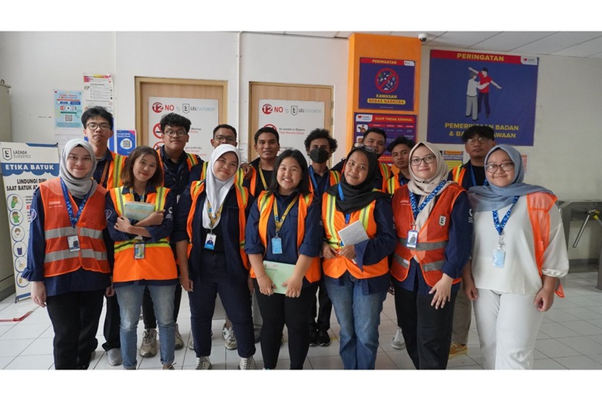 Mahasiswa E-Commerce Logistics Multimedia Nusantara Polytechnic (MNP) saat berada di LEL Warehouse. 