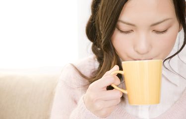 Ilustrasi minum air hangat. Minum air hangat, terutama di pagi hari segera setelah bangun, ternyata jauh lebih sehat manfaatnya dibandingkan air dingin.