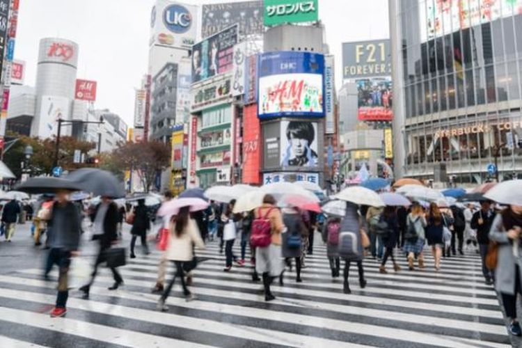 Penyebrang jalan di Shibuya, Tokyo, Jepang.