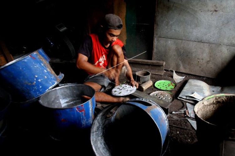 Seorang pekerja menyelesaikan pembuatan anglo di Pasar Kabangan, Solo, Jateng
