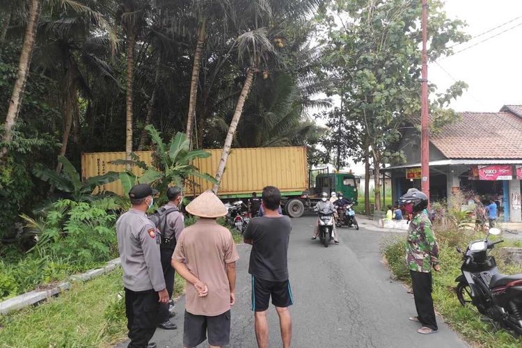 Satu truk kontainer yang terjebak saat hendak putar balik di jalan sempit Dusun Mrincingan, Desa Margomulyo, Kecamatan Seyegan, Kabupaten Sleman pada Selasa (8/03/2022). (Foto Dokumentasi Polsek Seyegan).
