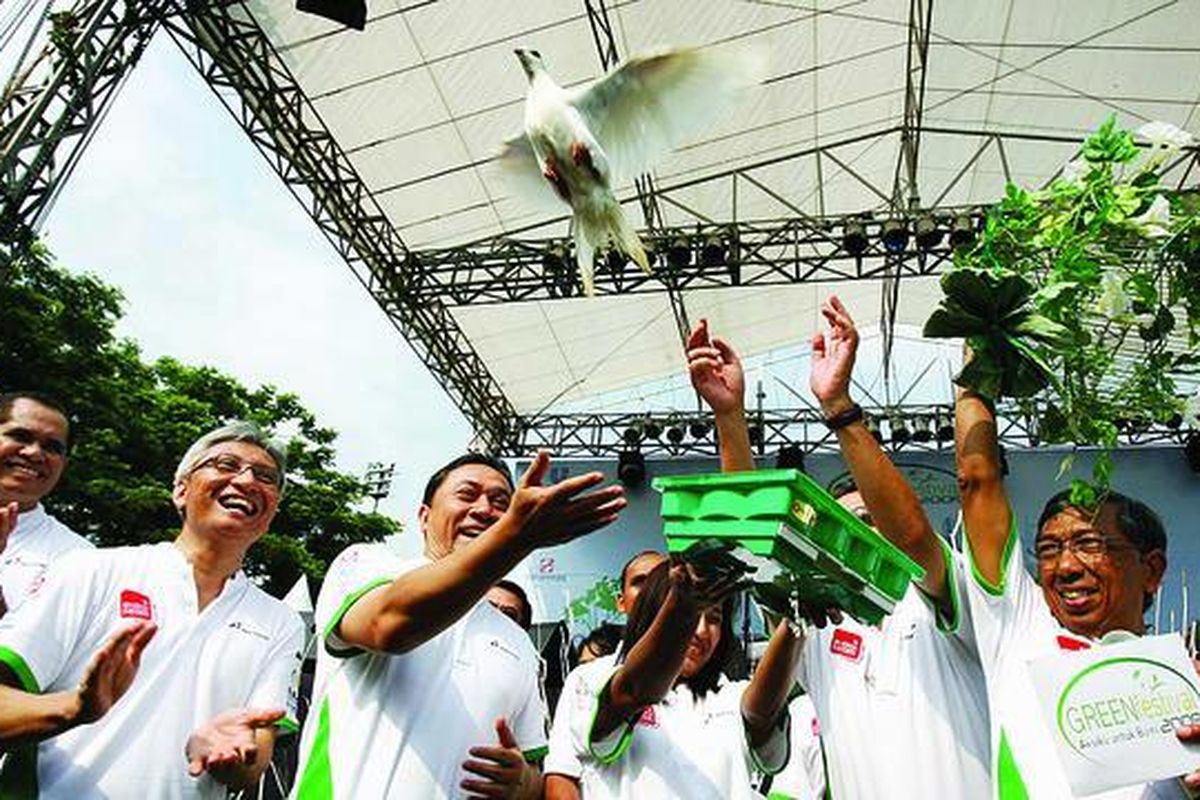 Menteri Negara Lingkungan Hidup Gusti Muhammad Hatta (kanan), Menteri Kehutanan Zulkifli Hasan (ketiga dari kiri), dan CEO Kompas Gramedia Agung Adiprasetyo (kedua dari kiri) melepas burung merpati saat membuka acara Green Festival 2009 di Parkir Timur Senayan, Jakarta, Sabtu (5/12).