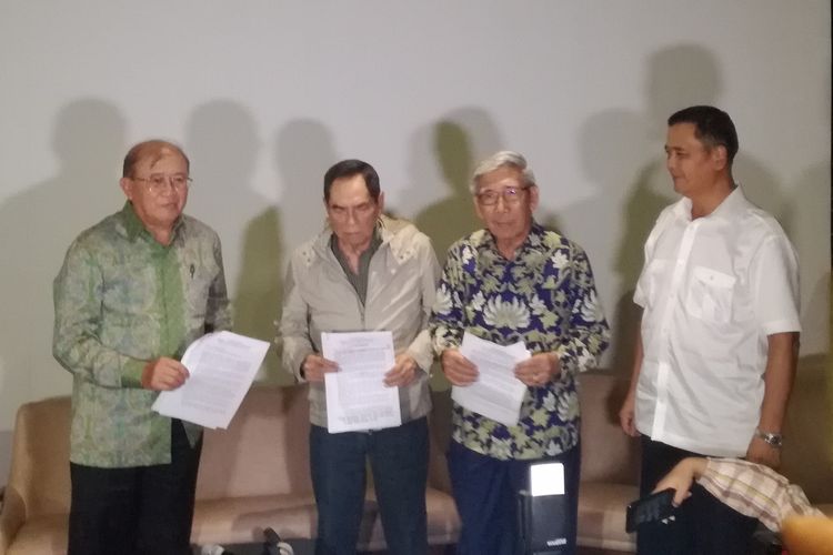 Jenderal TNI (Purn) Wismoyo Arismunandar (dua dari kiri)usai menyampaikan pernyataan sikap jelang pengumuman rekapitulasi nasional Pemilu 2019 oleh Komisi Pemilihan Umum (KPU) pada Rabu (22/5/2019).  