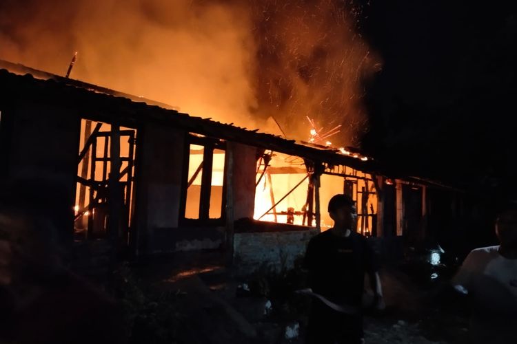 Api nampak membakar rumah warga di Desa Sidorejo, Kecamatan Karangawen, Kabupaten Demak, Minggu (24/3/2024) malam.