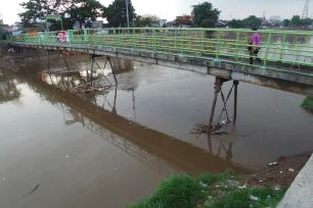 Bripka Taufik ditemukan tersangkut di jembatan penyeberangan orang di aliran Sungai Ciliwung, Kanal Banjir Barat, Cideng, Jakarta Pusat. Selasa (19/1/2016)