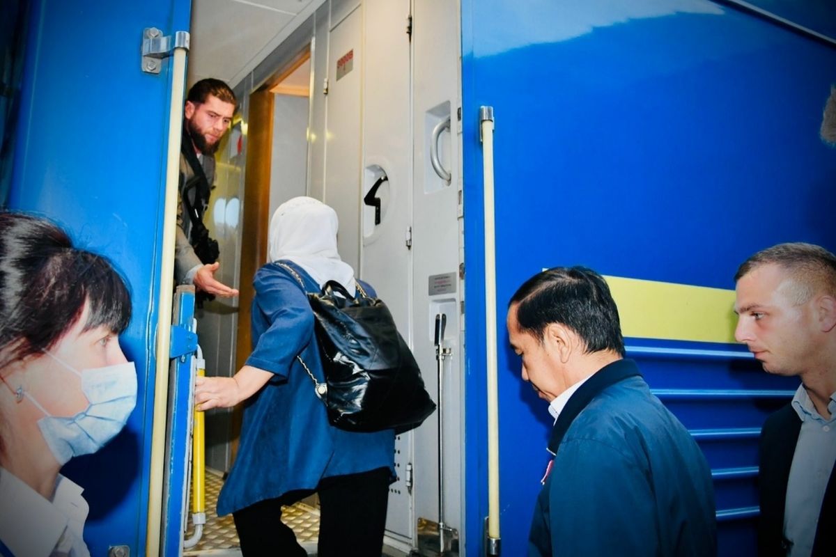 Presiden Joko Widodo dan Ibu Iriana Joko Widodo saat akan berangkat dari peron 4 Stasiun Przemysl Glowny di kota Przemysl, Polandia menuju ke Ukraina, Selasa (28/6/2022) waktu setempat..