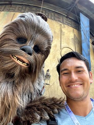 Arifin Putra berpose dengan karakter Star Wars, Chewbacca, di wahana Star Wars: Galaxy's Edge di Disneyland Park, Anaheim, California, Kamis (7/9/2022).